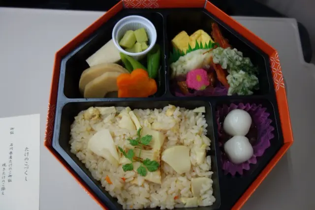 Bento mit Bambussprossen-Reis und unterteilten Beilagen