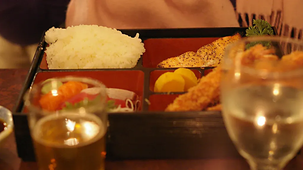 Eine unterteilte Bento-Schale beim Essen; allgemeines Tischkulturmotiv ohne Modellzuordnung.