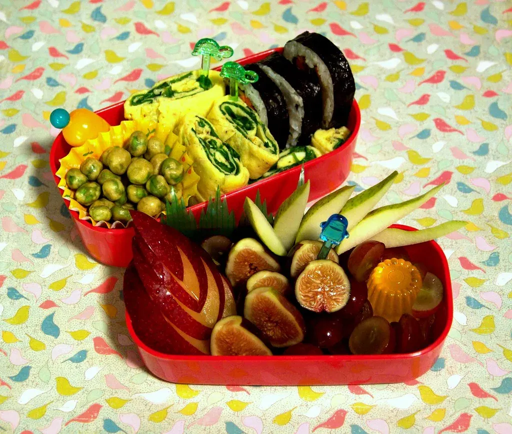 Eine zweiteilige Bento-Box im Gebrauch
