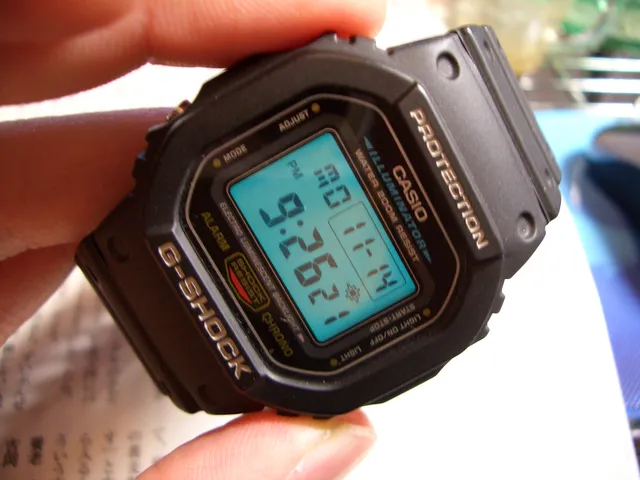 Ältere G-SHOCK DW-5600E am Handgelenk. Keine Produktaufnahme der DW-5600UE.