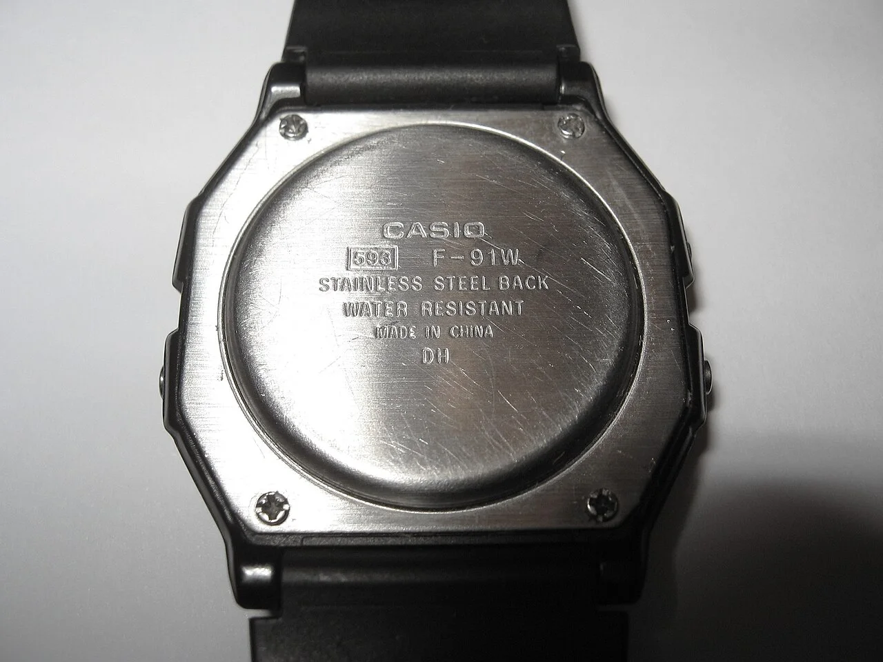 Gehäuseboden einer Casio F-91W. Kennzeichnungen können je Ausführung variieren.