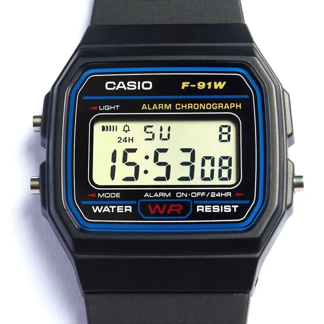 Zifferblatt einer Casio F-91W. Quellenbild leicht retuschiert.