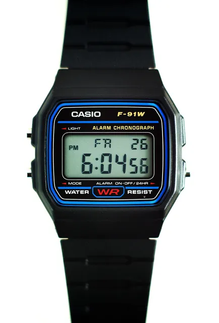 Casio F-91W: die schmale, leichte Digitaluhr in der Gesamtansicht.