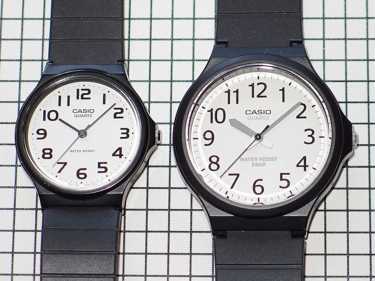 Casio MQ-24 neben der größeren MW-240. Vergleich von Gehäuseproportionen.