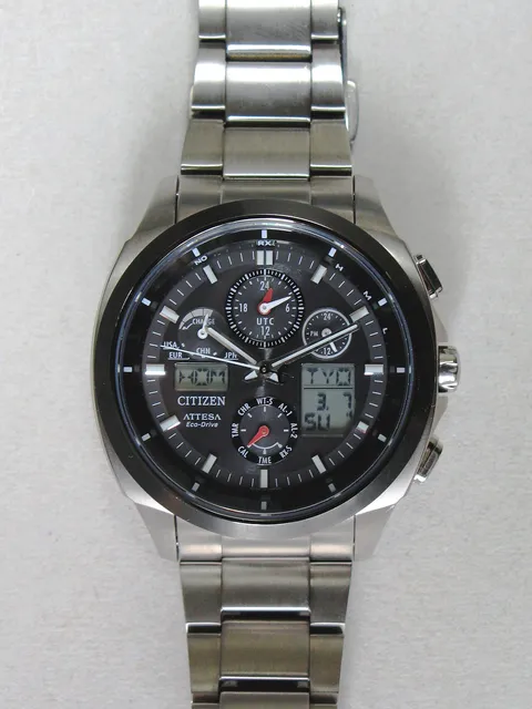 Citizen Attesa Eco-Drive ATV53-3023. Beispiel einer komplexeren japanischen Uhr.