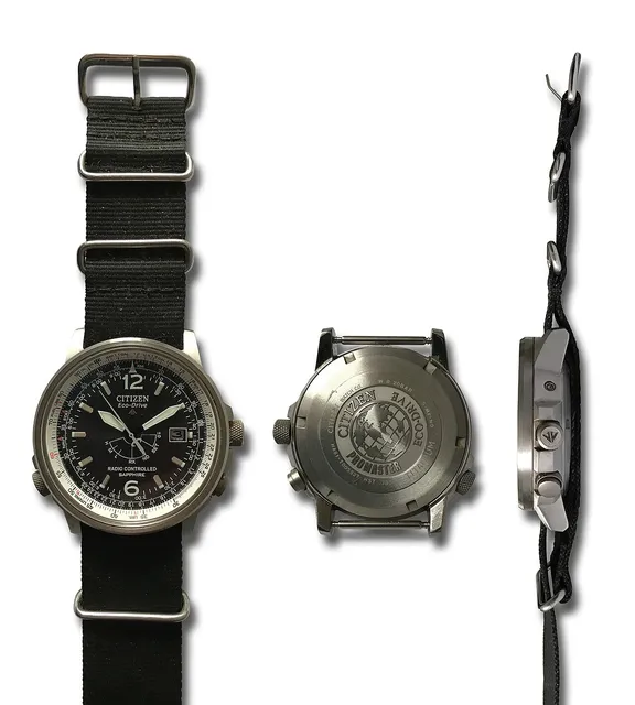 Citizen Promaster Eco-Drive AS2031-57E in mehreren Ansichten.