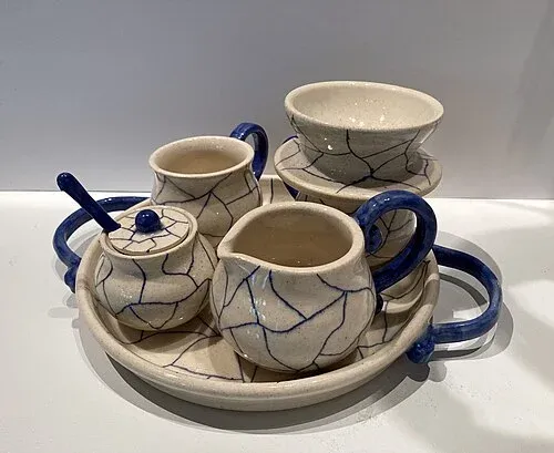 Kleines keramisches Pour-over-Set mit zwei Tassen, Handfilter, Milchkännchen, Zuckerdose und Tablett.