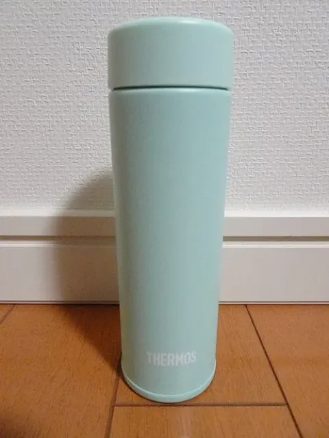 Mintfarbene Thermos-Isolierflasche mit geschlossenem Deckel.