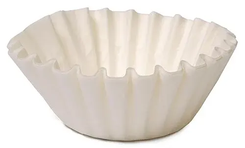 Weißer geriffelter Korbfilter aus Papier auf weißem Hintergrund.