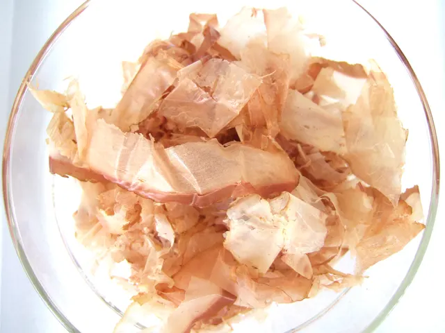 Hauchdünne Katsuobushi-Flocken in einer kleinen transparenten Schale