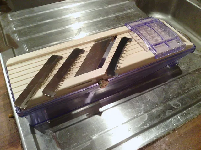 Heller Benriner-Hobel mit mehreren gezahnten Klingeneinsätzen auf einem violetten Auffangbehälter