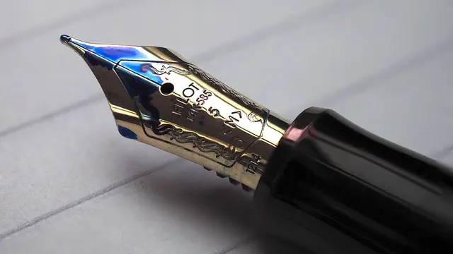 Detalle del plumín de una Pilot Custom 74.