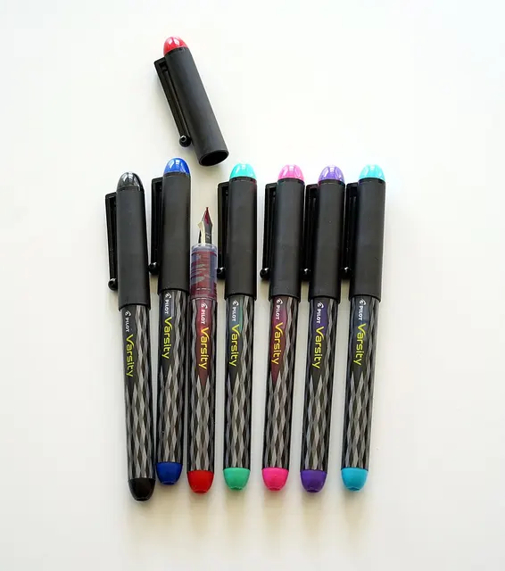 Plumas Pilot Varsity de varios colores.