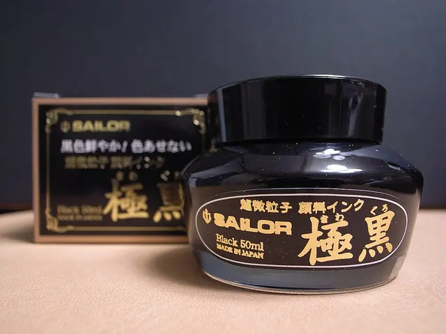 Tinta negra Sailor Kiwaguro junto a su caja.