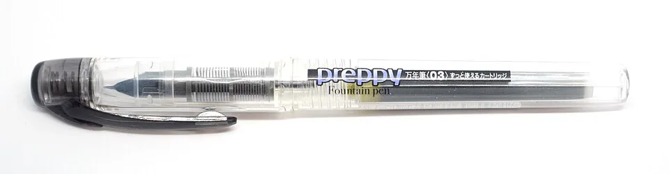 Platinum Preppy 03 con cuerpo transparente y capuchón colocado.