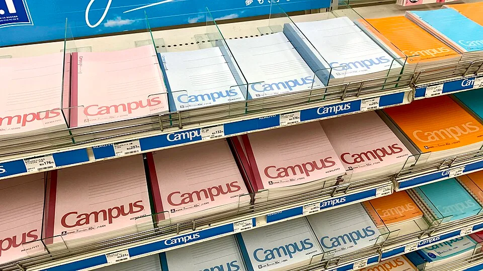 Cuadernos Campus expuestos en una tienda Tokyu Hands.