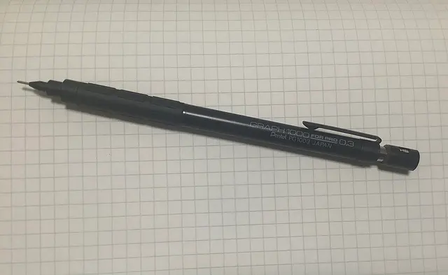 Pentel GRAPH1000 FOR PRO de 0,3 mm sobre papel cuadriculado.