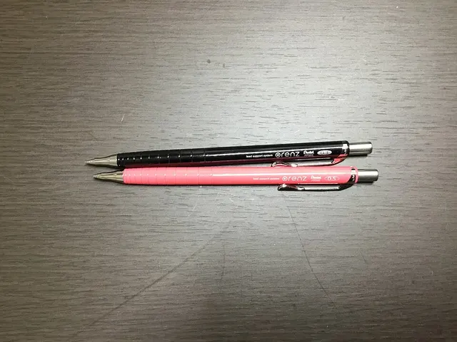 Dos portaminas Pentel Orenz de distintos diámetros.