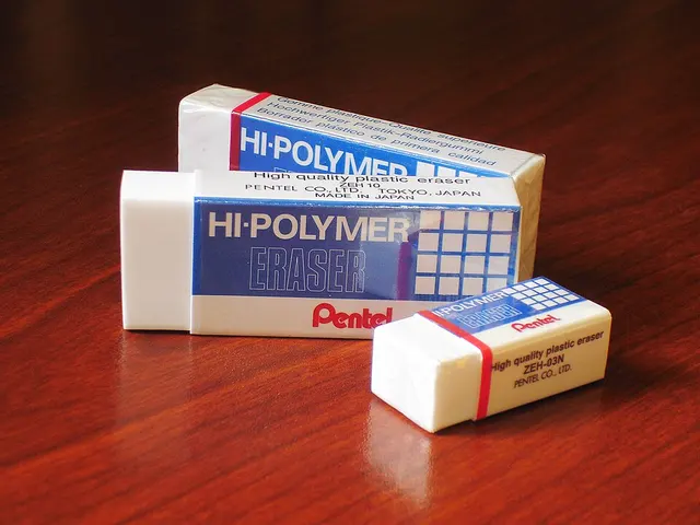Tres gomas Pentel Hi-Polymer sobre una mesa.