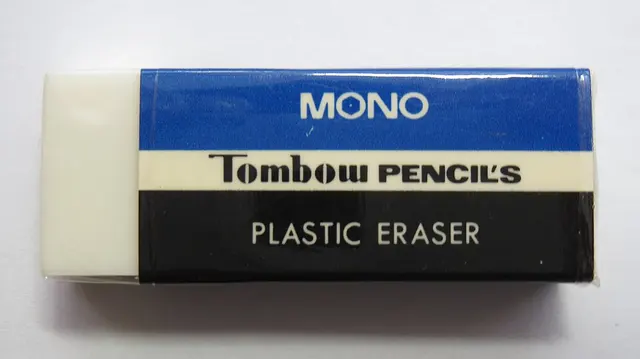 Una goma Tombow MONO de la primera generación.