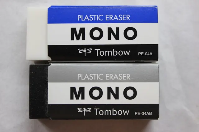 Gomas Tombow MONO blanca y negra con sus fundas.