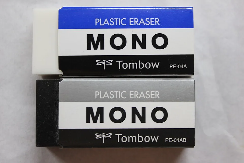 Gomas Tombow MONO blanca y negra con sus fundas.