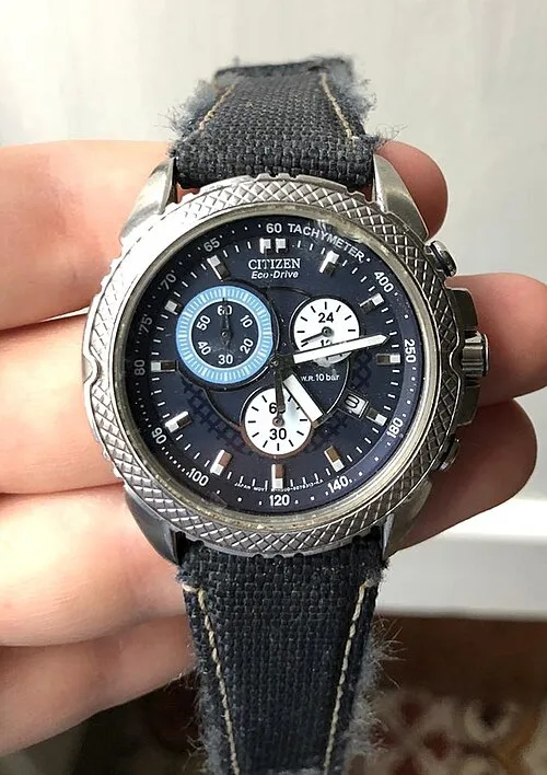 Cronógrafo Citizen Faction Eco-Drive con correa oscura.