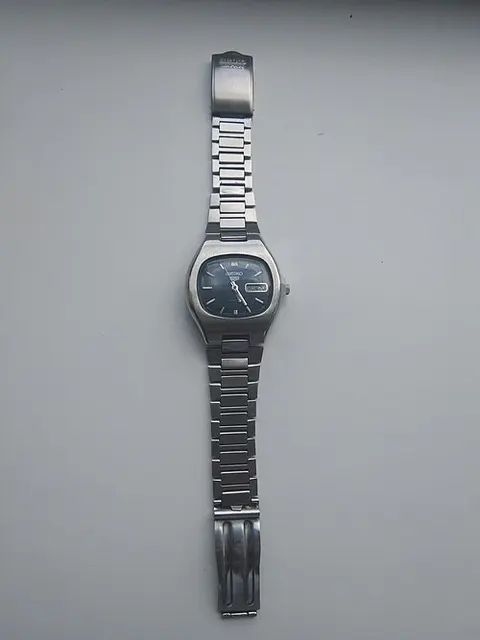 Reloj Seiko 5 automático con el brazalete extendido.
