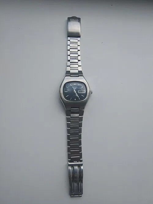 Reloj Seiko 5 automático con el brazalete extendido.