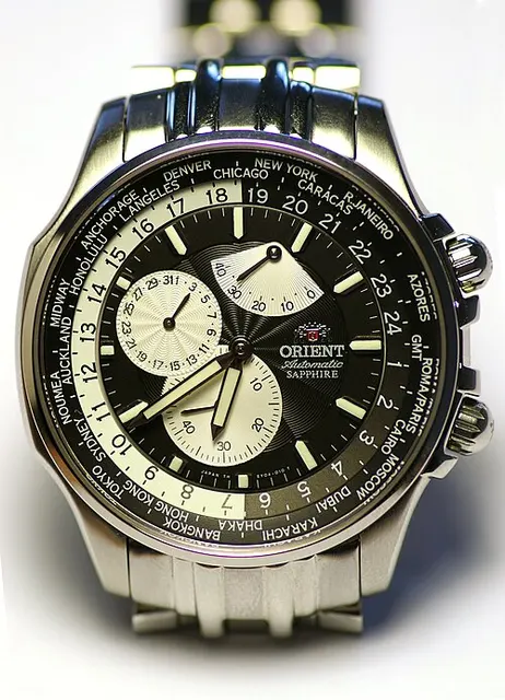 Orient CEY04002B World Time con brazalete metálico.