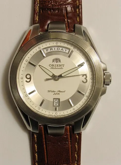 Reloj Orient automático de esfera clara y correa de piel.