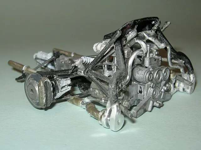 Motor y transmisión de una maqueta Tamiya Porsche 911 GT1 después de retirar pintura con lijado y limado.