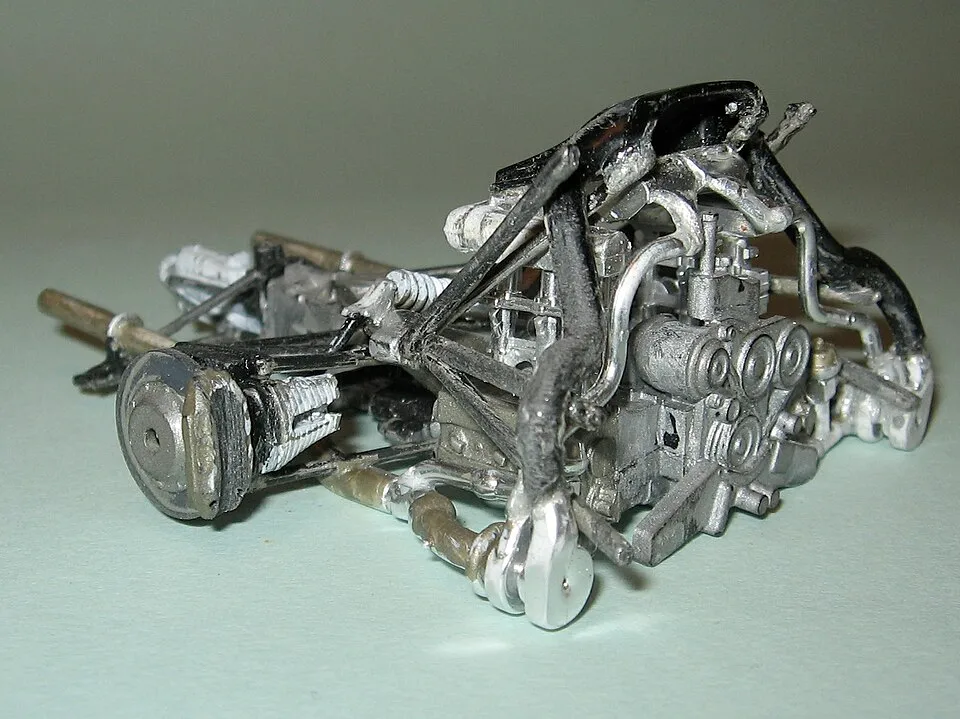 Motor y transmisión de una maqueta Tamiya Porsche 911 GT1 después de retirar pintura con lijado y limado.