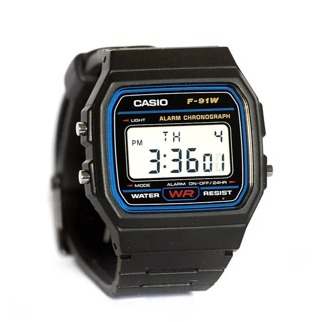 Casio F-91W negro fotografiado de tres cuartos.