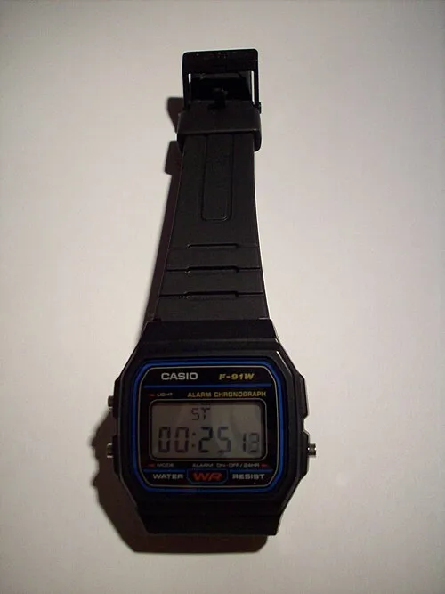 Casio F-91W con el cronómetro en pantalla y la correa extendida.