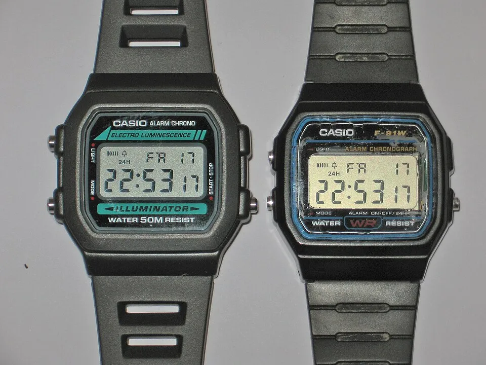 Casio W-86 a la izquierda y F-91W a la derecha, fotografiados juntos.