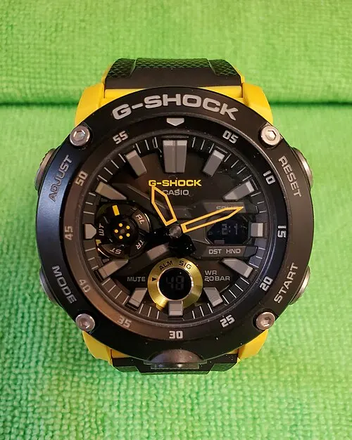 G-SHOCK GA-2000 Carbon Core Guard de color amarillo y negro.