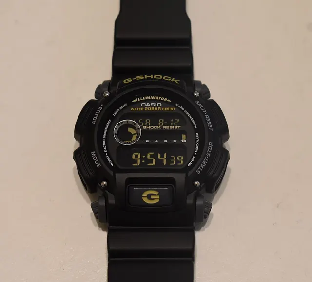 G-SHOCK DW9052-1C de color negro.