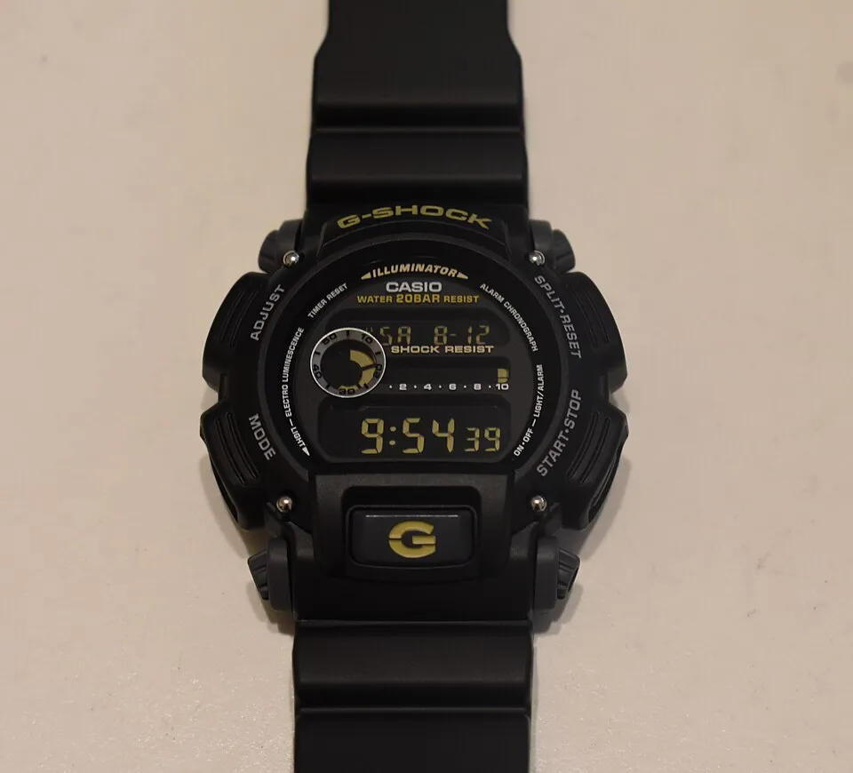 G-SHOCK DW9052-1C de color negro.
