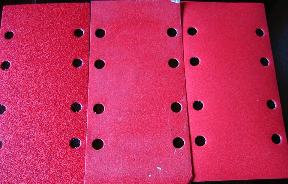 Tres hojas perforadas de lija de distintas rugosidades.