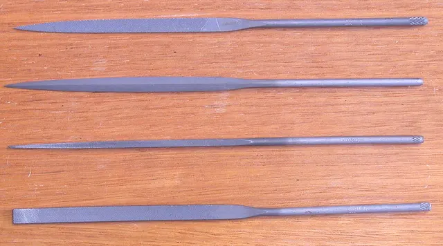 Cuatro limas de aguja de perfiles diferentes.