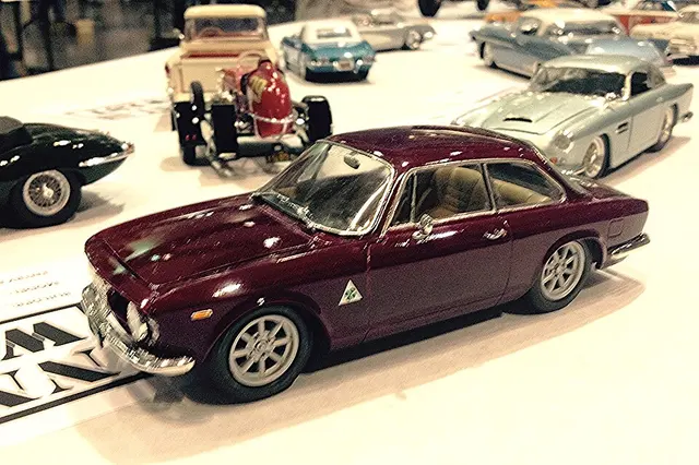 Maqueta Tamiya Alfa Romeo GTA a escala 1:24 en color morado.