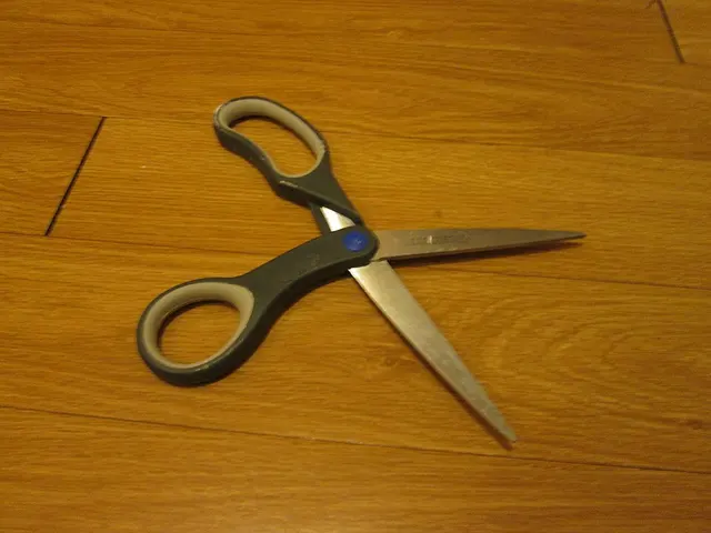 Tijeras de uso diario abiertas sobre una mesa.