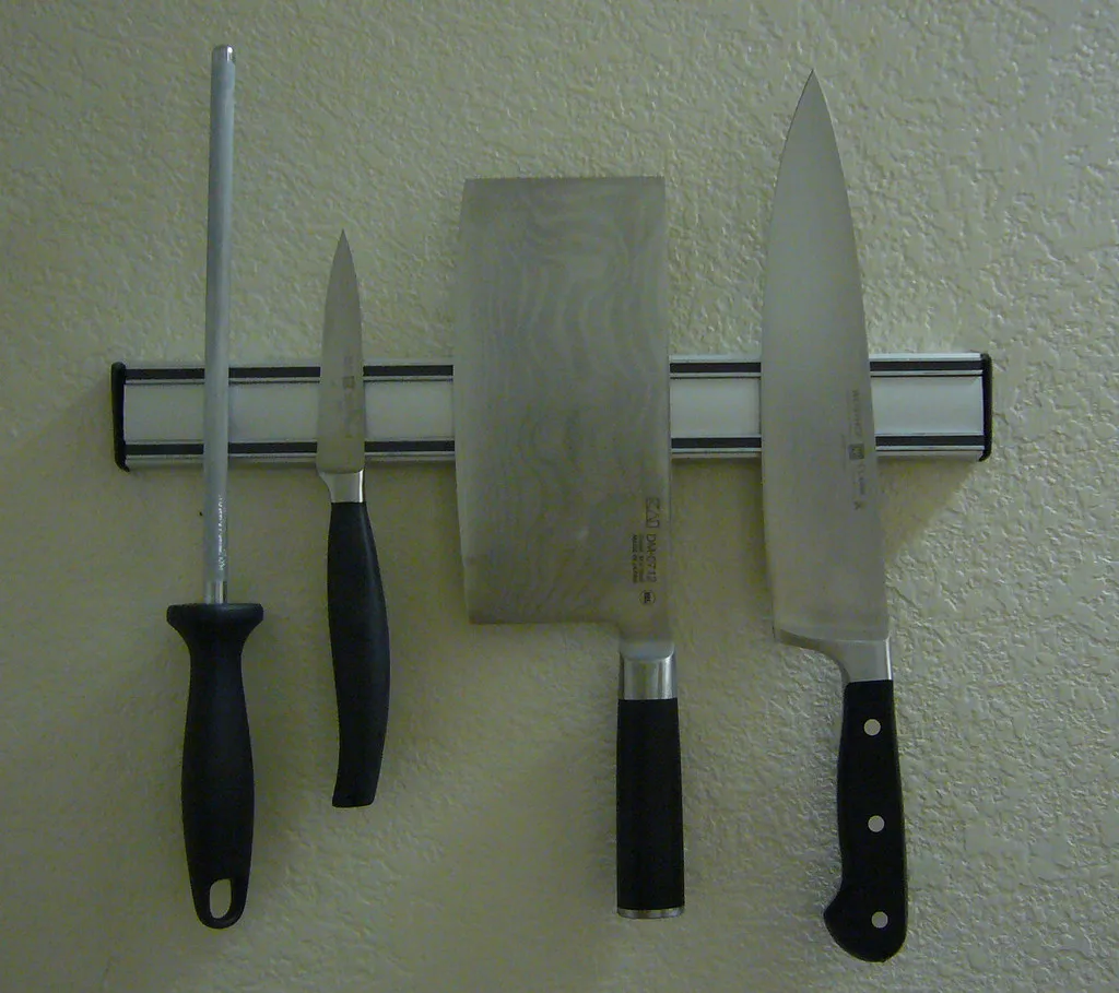 Cuchillos guardados en un soporte.