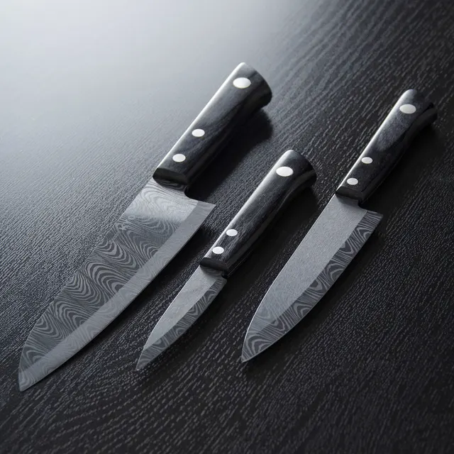 Cuchillos cerámicos Kyocera expuestos en una tienda.