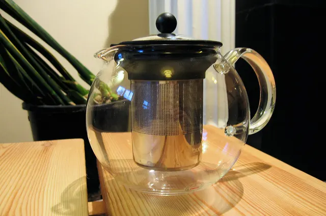 Tetera Bodum de vidrio con infusor metálico.