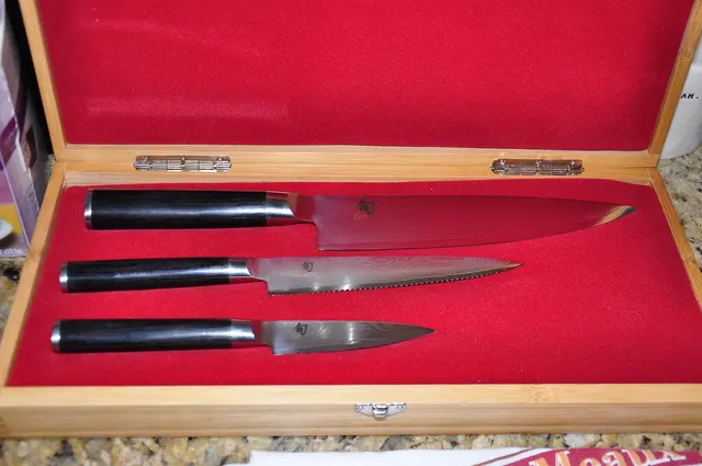 Juego de tres cuchillos Shun presentado en una caja.