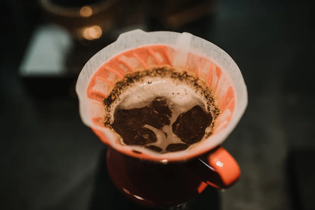 Café en extracción dentro de un dripper rojo.