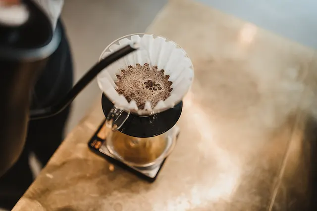 Vertido de agua sobre café molido en un dripper.