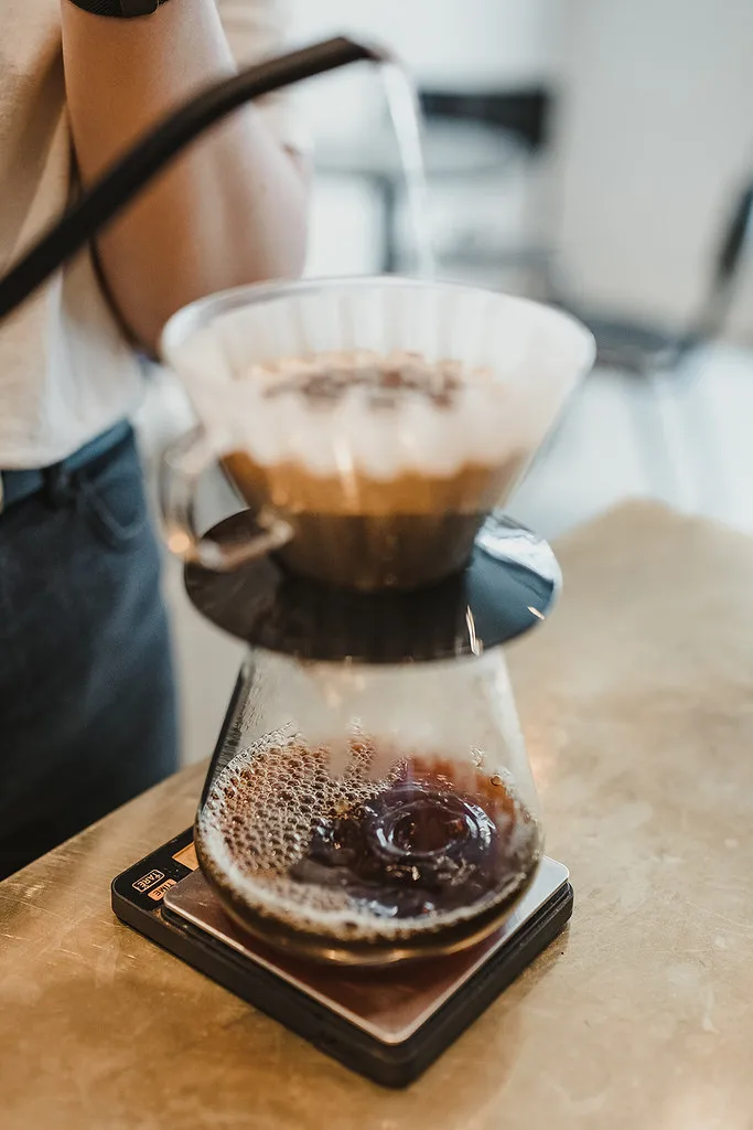Extracción de café con un dripper y una jarra de vidrio.